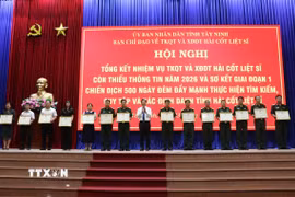 Lãnh đạo tỉnh Tây Ninh trao bằng khen của Chủ tịch Ủy ban Nhân dân tỉnh cho các tập thể có thành tích xuất sắc trong công tác tìm kiếm, quy tập và xác định danh tính hài cốt liệt sỹ. (Ảnh: Bùi Giang/TTXVN)