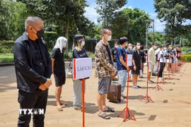 36 công dân được phân loại phục vụ công tác kiểm tra, sàng lọc, xác minh thông tin. (Ảnh: TTXVN phát)