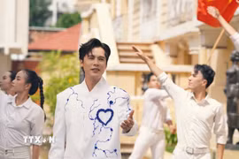 Ca sỹ Minh Sang trong dự án âm nhạc truyền thống, cổ động tiêu biểu “Tuổi trẻ Việt Nam”. (Ảnh: Hữu Duyên/TTXVN)