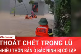 Gia đình 5 người ở Bắc Ninh được giải cứu trong cơn lũ dữ 