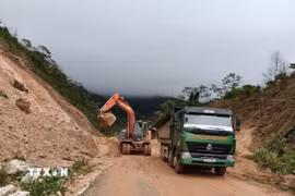 Điểm sạt lở lớn nhất với khối lượng sạt lở khoảng 3.000 mét khối tại Km180+500 được thông xe vào đầu giờ chiều 21/8. (Ảnh: Cao Nguyên/TTXVN)