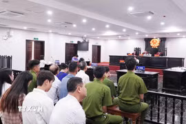 Phiên tòa phúc thẩm, xét xử vụ án lao động về “Đơn phương chấm dứt hợp đồng làm việc, bồi thường thiệt hại, trợ cấp khi đơn phương chấm dứt hợp đồng” đối với cựu giáo viên Trần Thị Lịch (Trường THCS Hiến Nam, thành phố Hưng Yên cũ). (Ảnh: Nguyễn Công Hải/TTXVN)