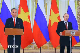 Tổng Bí thư, Chủ tịch nước Tô Lâm và Tổng thống Liên bang Nga Vladimir Putin dự và phát biểu trực tuyến tại điểm cầu nước Nga. (Ảnh: Văn Điệp/TTXVN)