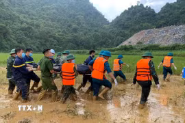 Lực lượng tìm kiếm tìm thấy nạn nhân mất tích thứ 2 trong vụ lũ quét. (Ảnh: TTXVN phát)