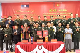 Đồn Biên phòng Cửa khẩu quốc tế La Lay (Việt Nam) và Đại đội Biên phòng 514, Bộ Chỉ huy Quân sự tỉnh Sả Lạ Văn (Lào) ký kết nghĩa phối hợp hoạt động. (Ảnh: Võ Dung/TTXVN)