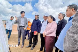 Ông Đinh Xuân Hoàng, đại diện tập đoàn Việt Phương-phụ trách triển khai Dự án Tổ hợp khai thác mỏ bauxite và chế biến alumin Dakcheung, báo cáo với Phó Chủ tịch Quốc hội Lào Sounthone Xayachak cùng Đoàn tại buổi làm việc ngoài công trường. (Ảnh: Xuân Tú/TTXVN)