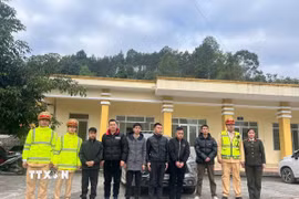 Các đối tượng có quốc tịch nước ngoài, không xuất trình được giấy tờ nhập cảnh hợp pháp vào Việt Nam. (Ảnh: TTXVN phát)