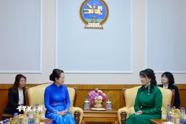 Phu nhân Chủ tịch Quốc hội Trần Thanh Mẫn-bà Nguyễn Thị Thanh Nga gặp Phu nhân Chủ tịch Quốc hội Mông Cổ Gantsetseg Tsendsuren. (Ảnh: TTXVN phát)