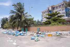 Rác thải ngổn ngang tại bãi tắm Cửa Việt, ảnh hưởng đến môi trường và hình ảnh du lịch địa phương. (Ảnh: Thanh Thuỷ/TTXVN)