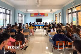 Buổi làm việc giữa Sở Giáo dục và Đào tạo tỉnh Quảng Trị, các ngành có liên quan với phụ huynh học sinh trường PTDT bán trú Tiểu học Kim Thủy. (Ảnh: TTXVN phát)