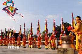 Lá đại kỳ ngũ sắc tạo điểm nhấn tại Đền thờ Vua Hùng trong ngày Giỗ Tổ. (Ảnh: Nguyễn Hằng/TTXVN)
