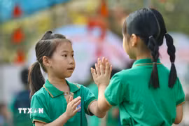 Học sinh trường Tiểu học Trưng Vương (phường Phan Đình Phùng) vui chơi dưới sân trường trong sáng ngày đầu đi học trở lại. (Ảnh: Thanh Tùng/TTXVN)