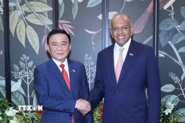 Thường trực Ban Bí thư Trần Cẩm Tú gặp Bộ trưởng Cao cấp, Bộ trưởng Điều phối An ninh Quốc gia và Bộ trưởng Nội vụ Singapore K. Shanmugam. (Ảnh: Phương Hoa/TTXVN)