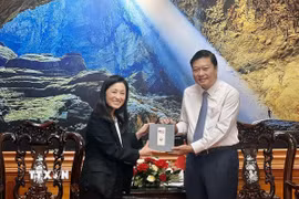 Đại sứ Hoa Kỳ tại Việt Nam Jennifer Wicks tặng quà lưu niệm tới Chủ tịch Ủy ban Nhân dân tỉnh Quảng Trị Lê Hồng Vinh. (Ảnh: Nguyên Linh/TTXVN)