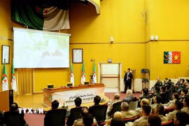 Đoàn đại biểu chính trị cấp cao Quân đội Nhân dân Việt Nam, một số sỹ quan quân đội Algeria và kiều bào Việt Nam tại Algeria xem bộ phim tài liệu “Việt Nam-Algeria: Xa mà gần”. (Ảnh: Mạnh Hùng/TTXVN)