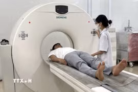 Chẩn đoán hình ảnh bằng công nghệ chụp CT-Scanner tại Bệnh viện Đa khoa Xuân Trường (Ninh Bình). (Ảnh: Nguyễn Lành/TTXVN)