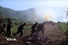 Lực lượng bộ binh tiến công đánh chiếm các mục tiêu. (Ảnh: An Đăng/TTXVN)