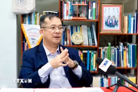 Phó Giáo sư, Tiến sỹ Neak Chandarith trả lời phỏng vấn phóng viên TTXVN. (Ảnh: Quang Anh/TTXVN)