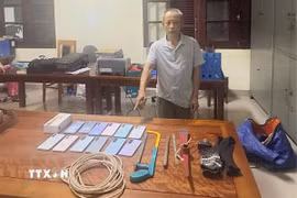 Đối tượng Nguyễn Tiến Khánh và các tang vật của vụ án. (Ảnh: TTXVN phát)