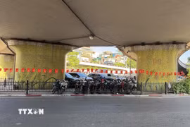 Một điểm trông giữ ô tô, xe máy dưới gầm cầu Chương Dương. (Ảnh: Quốc Khánh/ TTXVN)