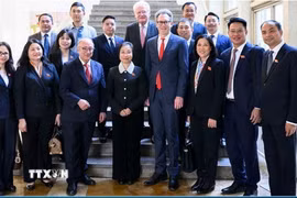 Đoàn công tác của Hội đồng Nhân dân Thành phố Hà Nội tại Toà thị chính Frankfurt. (Ảnh: TTXVN phát)