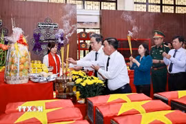 Chủ tịch Quốc hội Trần Thanh Mẫn, Thường trực Ban Bí thư Trần Cẩm Tú và đại biểu dâng hương tưởng niệm các liệt sỹ tại Nhà quàn hài cốt liệt sỹ. (Ảnh: Doãn Tấn/TTXVN)