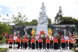Trung tướng Vũ Trung Kiên, Ủy viên Trung ương Đảng, Tư lệnh Bộ đội Biên phòng cùng lãnh đạo tỉnh Điện Biên thực hiện nghi lễ cắt băng khánh thành công trình. (Ảnh: Phan Quân/TTXVN)