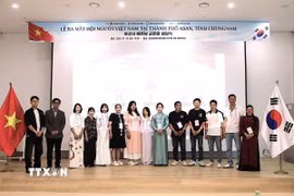 Ra mắt Ban chấp hành Hội người Việt Nam tại thành phố Asan (Hàn Quốc). (Ảnh: Khánh Vân/TTXVN)