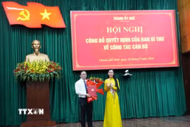 Phó trưởng Ban Tổ chức Trung ương Bùi Thị Quỳnh Vân trao quyết định và tặng hoa chúc mừng đồng chí Lê Trí Thanh được Ban Bí thư điều động, chỉ định giữ chức Phó Bí thư Thành ủy Huế. (Ảnh: Nguyên Lý/TTXVN)