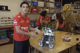 Nhóm thanh niên Brazil dùng dây rút và polycarbonate chế tạo robot vô địch thế giới