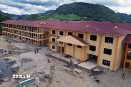 Sau gần một năm thi công, đến nay công trình Trường phổ thông nội trú liên cấp Tiểu học và Trung học cơ sở xã Lóng Phiêng đã đạt trên 97% khối lượng; dự kiến Lễ khánh thành sẽ được tổ chức vào ngày 22/8/2026 tới đây. (Ảnh: Quang Quyết/TTXVN)