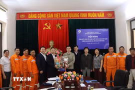 Công đoàn Công ty Điện lực Thanh Hóa chăm lo, thăm hỏi, động viên người lao động cuối năm. (Ảnh: TTXVN phát)