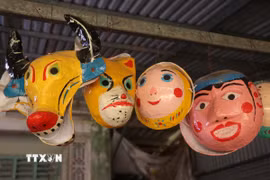 Thôn Ông Hảo, xã Nguyễn Văn Linh, tỉnh Hưng Yên là một trong những địa phương còn giữ được nghề làm mặt nạ giấy bồi truyền thống. (Ảnh: Mai Ngoan/TTXVN)