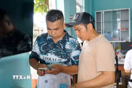 Ngư dân chủ động tìm hiểu nhật ký điện tử. (Ảnh: Đình Quân/TTXVN)