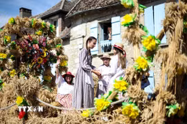 Diễu hành xe hoa tại Lễ hội Thu hoạch ở Provins, Pháp ngày 23/8/2026. (Ảnh: THX/TTXVN phát)