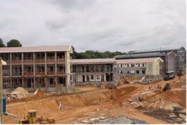 Thi công các hạng mục phòng học, ký túc xá tại trường Phổ thông nội trú liên cấp Tiểu học và Trung học cơ sở Ia Púch. (Ảnh tư liệu: Hoài Nam/TTXVN)