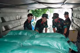 Bộ chỉ huy quân sự thành phố Đà Nẵng cấp phát gạo cho người dân sau mưa lũ. (Ảnh: Trần Tĩnh/TTXVN)