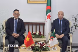 Tổng Thư ký Đảng Mặt trận Giải phóng Dân tộc Abdelkrim Benmbarek tiếp Đại sứ Trần Quốc Khánh đến chào kết thúc nhiệm kỳ về nước. (Ảnh: Nguyễn An/TTXVN)