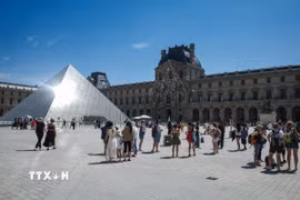 Trời nắng nóng gay gắt tại Paris, Pháp, ngày 10/7/2026. (Ảnh: THX/TTXVN phát)