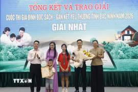 Gia đình chị Trịnh Thị Ngọc Thúy, giáo viên môn Ngữ văn Trường Trung học cơ sở Đại Phúc phường Võ Cường luôn duy trì thói quen đọc sách, giành giải Nhất Cuộc thi “Gia đình đọc sách, gắn kết yêu thương” tỉnh Bắc Ninh năm 2026. (Ảnh: Thanh Thương- TTXVN)