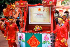 Lễ nghinh Thần, rước Sắc Phong và Bằng công nhận Di sản Văn hóa Phi vật thể Quốc gia về Dinh Thầy Thím. (Ảnh: Nguyễn Thanh/TTXVN)