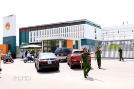 Lực lượng an ninh thực hiện công tác đảm bảo an ninh trật tự tại điểm thi trường Chuyên Tuyên Quang. (Ảnh: Quang Cường/TTXVN)