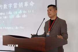 Đại diện doanh nghiệp đến từ Trung Quốc chia sẻ kinh nghiệm tại buổi giao lưu. (Ảnh: Khoa Chương/TTXVN)