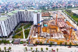 Dự án thí điểm nhà ở xã hội giai đoạn 2I tại phường Thành Sen, Hà Tĩnh, gồm 3 tòa nhà cao 12 tầng, cung cấp hơn 500 căn hộ. (Ảnh: Hữu Quyết/TTXVN)