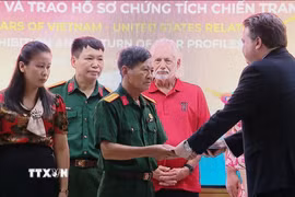 Ông Marc Knapper, Đại sứ Hoa Kỳ tại Việt Nam trao kỷ vật cho thân nhân gia đình liệt sỹ tại Lễ trao trả hồ sơ, chứng tích chiến tranh cho thân nhân các liệt sỹ và cựu chiến binh Việt Nam tháng 7/2025. (Ảnh: Chu Thanh Vân/TTXVN)