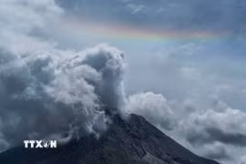 Tro bụi phun lên từ núi lửa Sinabung ở tỉnh Bắc Sumatra, Indonesia. (Ảnh: THX/TTXVN phát)