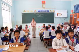 Thầy và trò xã biên giới Tân Hoà nỗ lực trong điều kiện còn nhiều khó khăn. (Ảnh: Đức Hạnh/TTXVN)