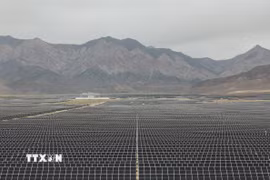 Tổ hợp dự án lưu trữ năng lượng điện Mặt Trời và sản xuất hydro bằng điện Mặt Trời tại thành phố Đức Lệnh Cáp, tỉnh Thanh Hải, Tây Bắc Trung Quốc, ngày 8/7/2026. (Ảnh: THX/TTXVN phát)