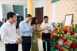 Các đại biểu tham quan gian hàng OCOP của Tuyên Quang. (Ảnh: Hoàng Hải/TTXVN)