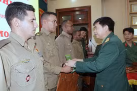 Lãnh đạo Ban Thanh niên Quân đội trao quà tặng các thành viên Đoàn sỹ quan trẻ Cuba trong buổi giao lưu năm 2023. (Ảnh: Minh Nguyễn)